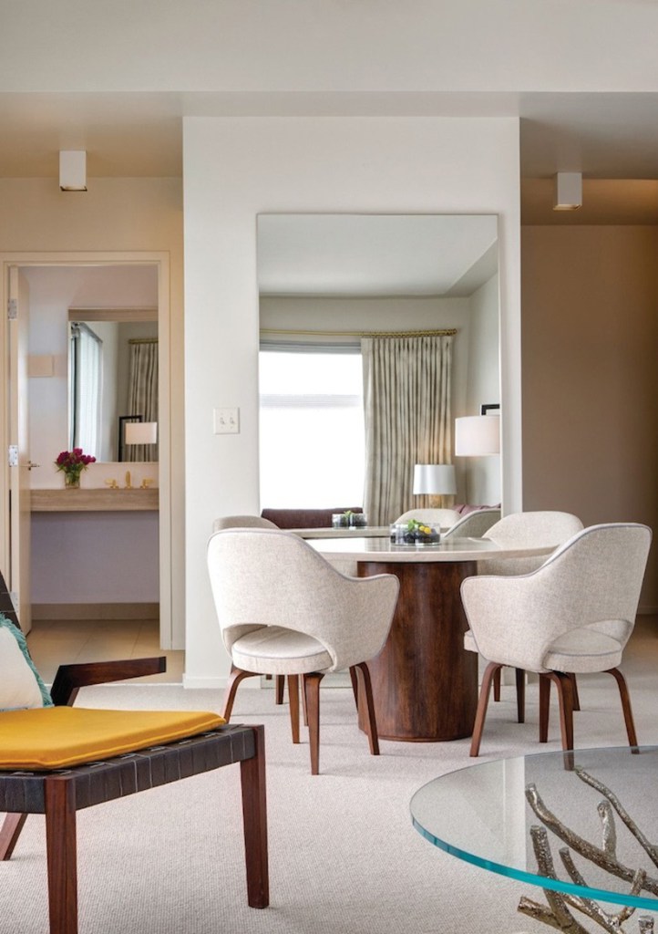 21c Suite table with chairs